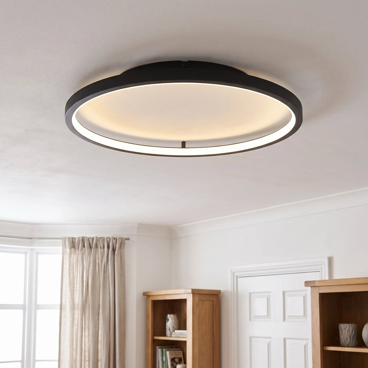 Ultra-thin ring LED ceiling light – Black – in a living room