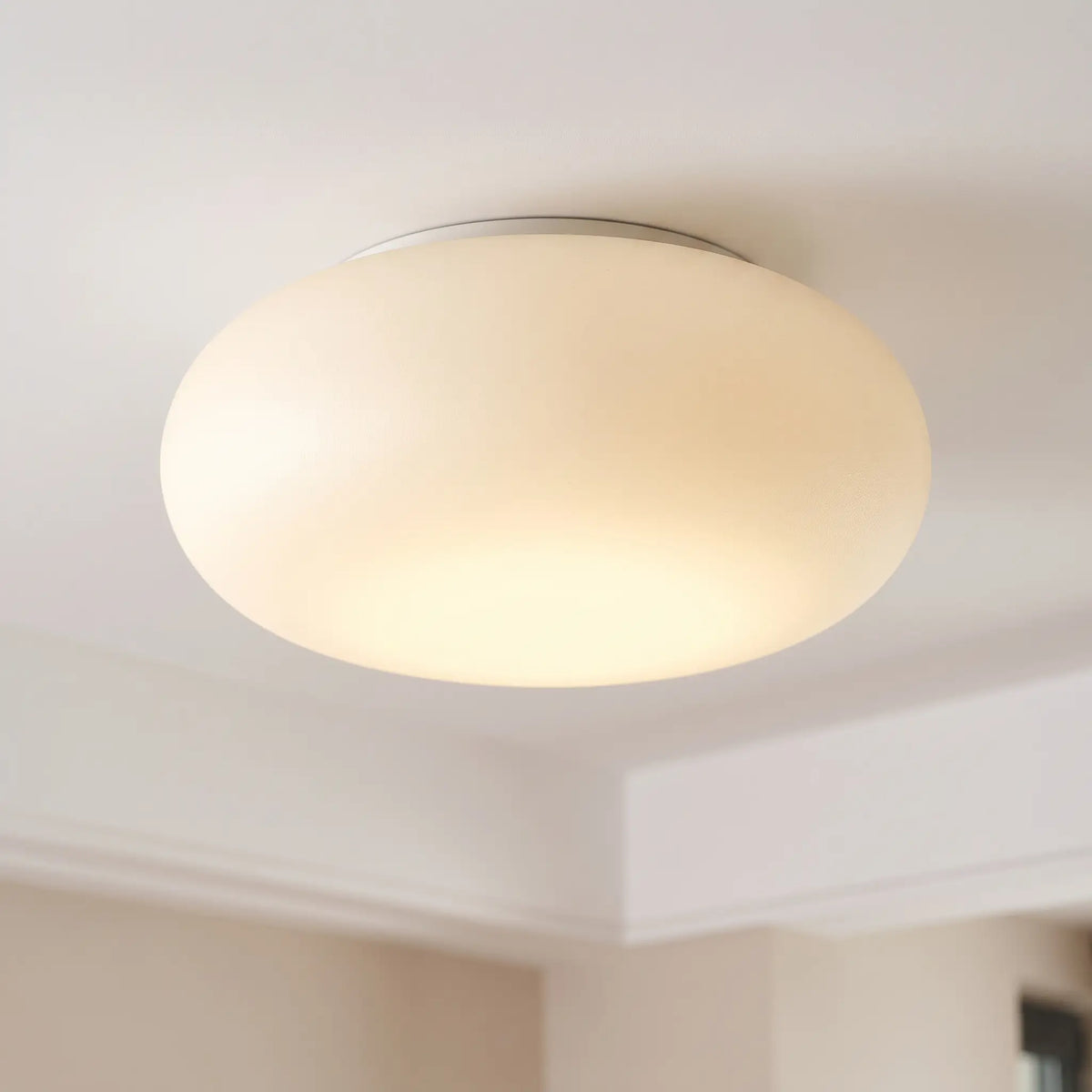 Cloud pebble flush ceiling light – close-up of the glow